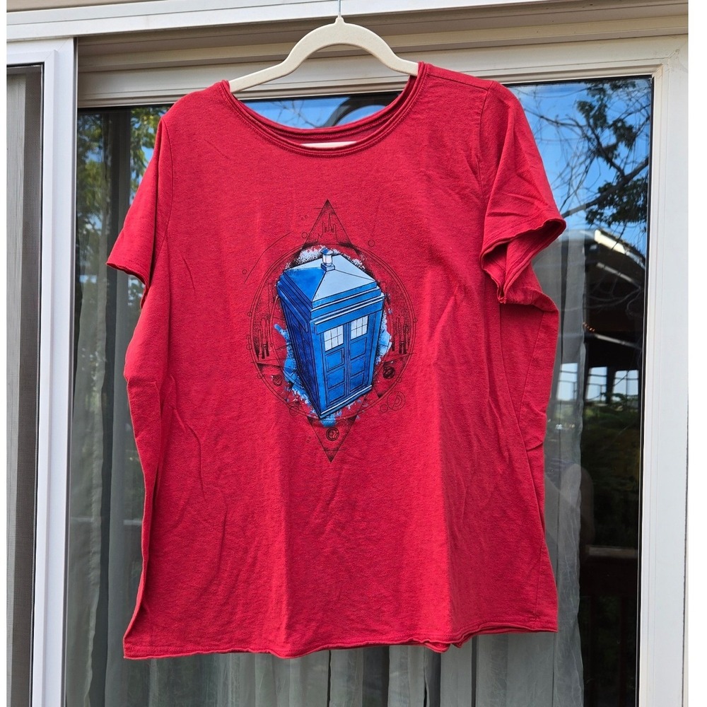 Her Universe Doctor Who TARDIS Graphic T-Shirt Red Plus Size 1